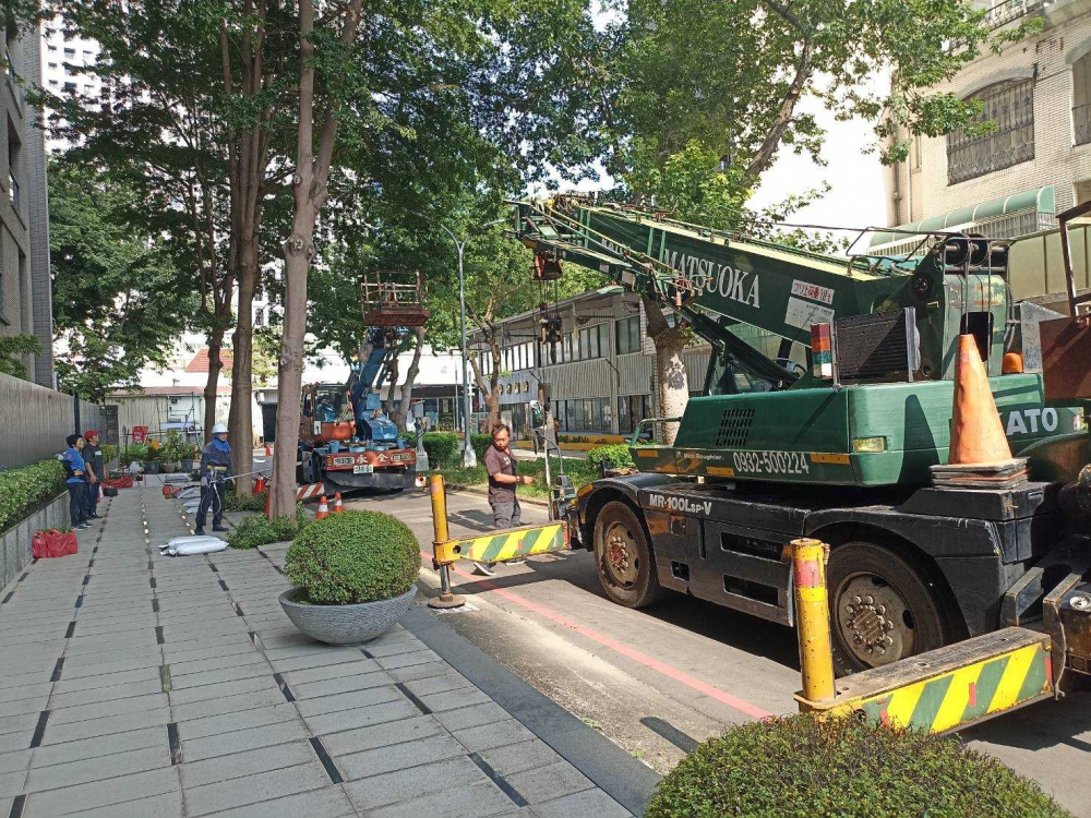 LINE_ALBUM_台中南屯區社區-高空樹枝修剪_240628_3